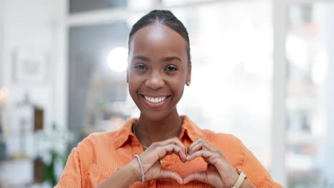 Cara,-Negocios-Y-Mujer-Negra-Con-Signo-De-Corazón