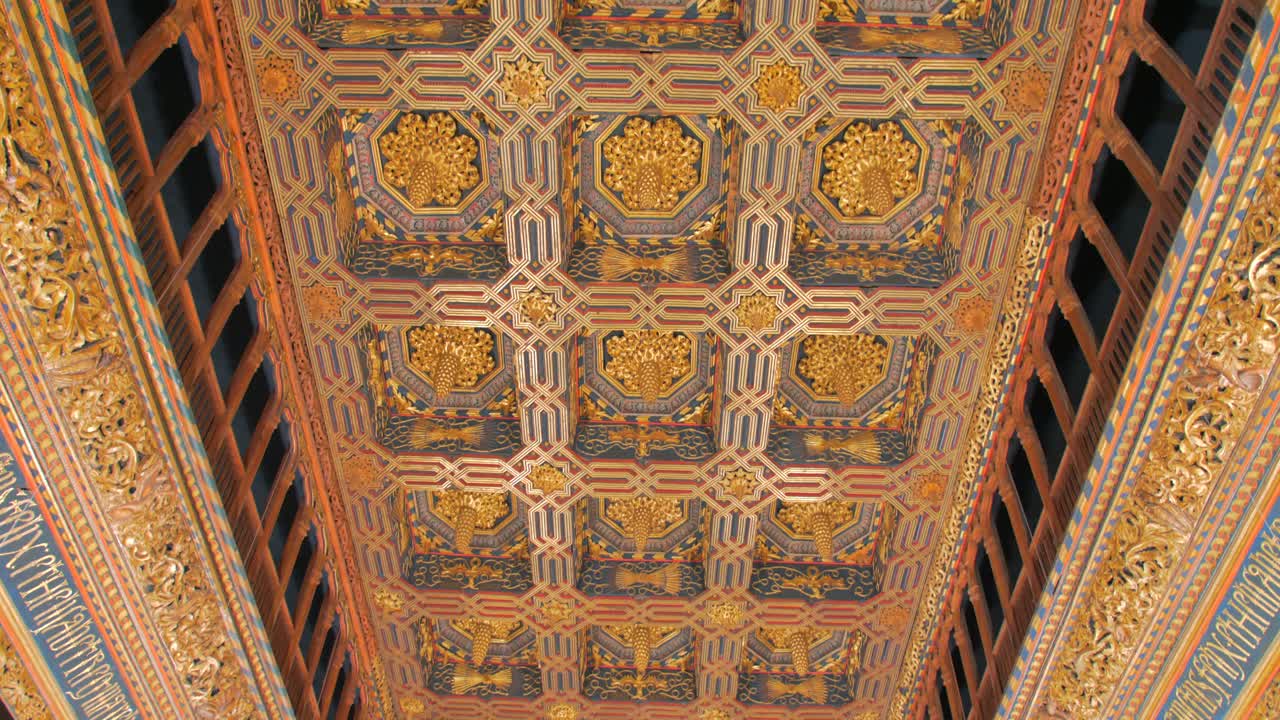 techo del gran salón del palacio de los reyes católicos en el palacio de la aljaferia en zaragoza, españa
