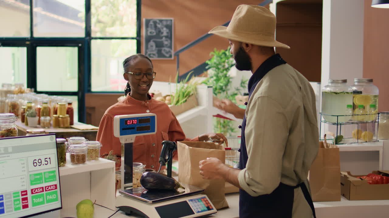 vendedor que pesa los productos ecológicos para el comprador