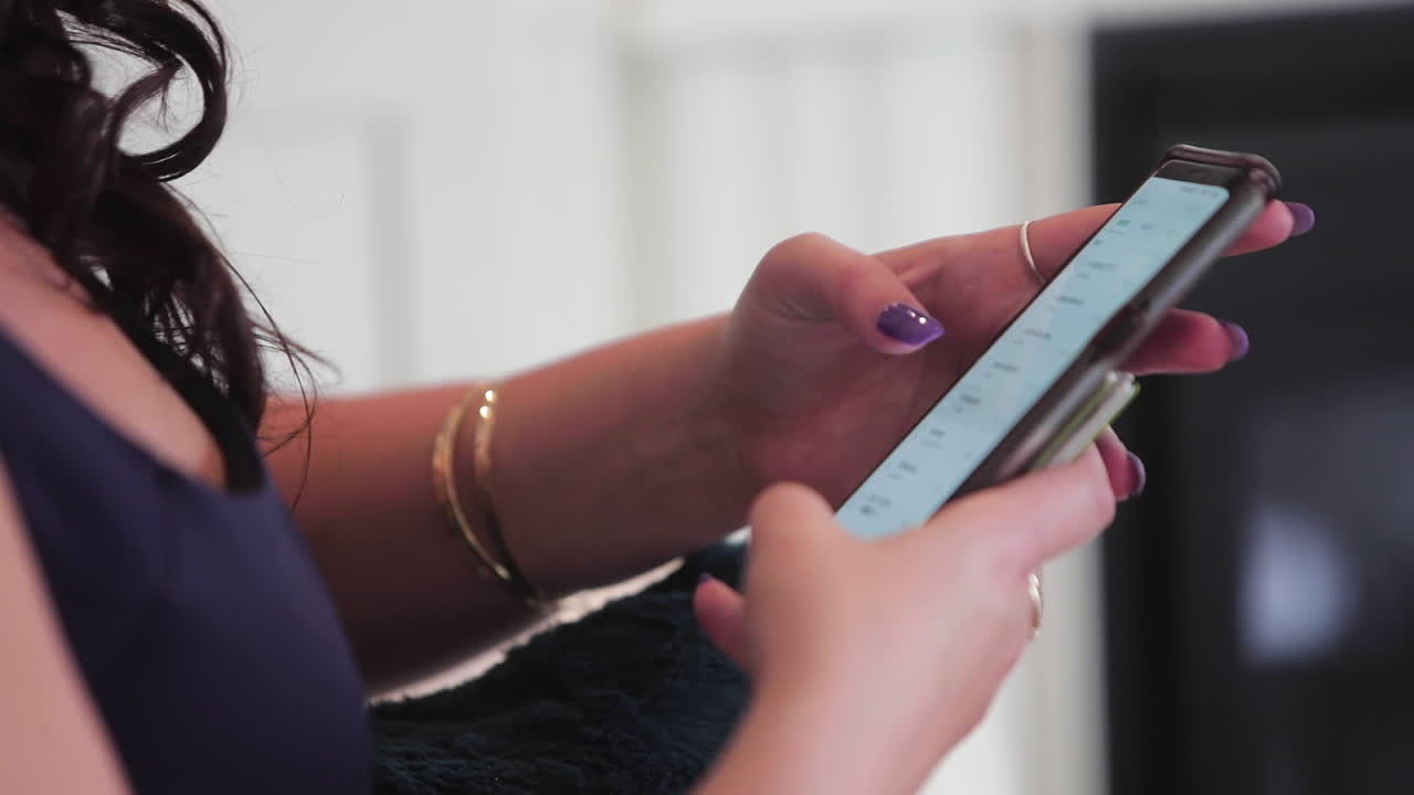 hermosa agente de bienes raíces enviando mensajes de texto a su teléfono