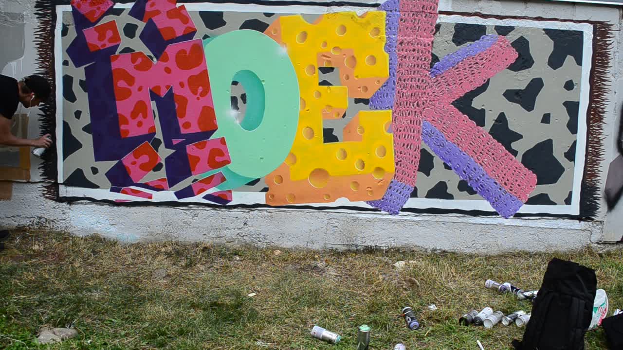 Processo di Creazione di Graffiti, Recinzione. L'Artista Disegna Graffiti