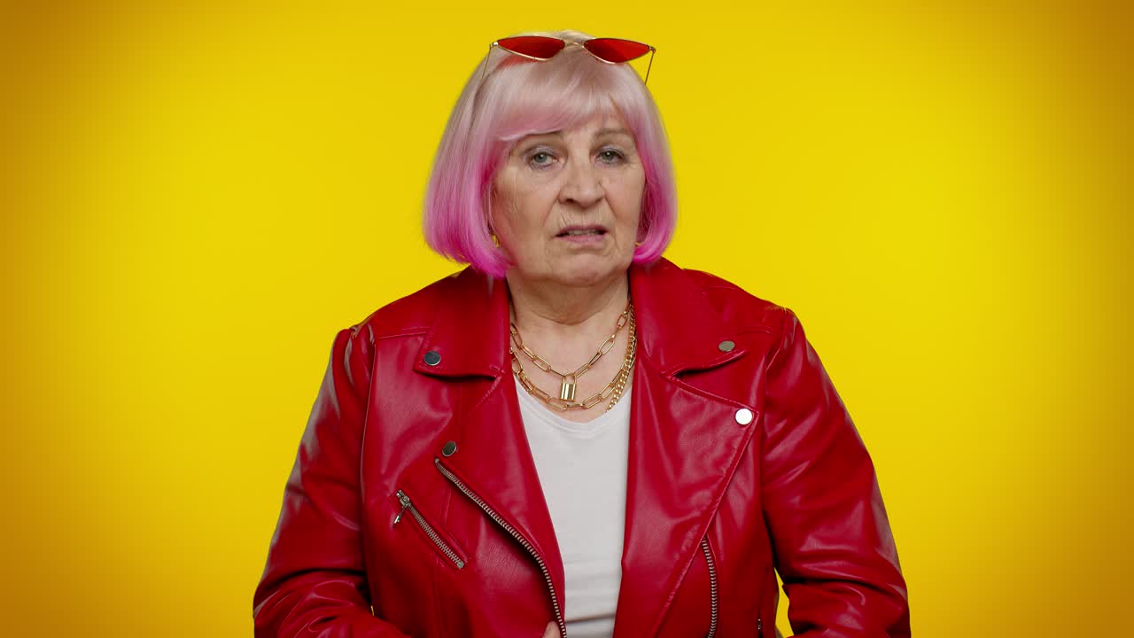 Adorabile nonna anziana e allegra approva vivamente il tuo suggerimento, annuendo in segno di approvazione.