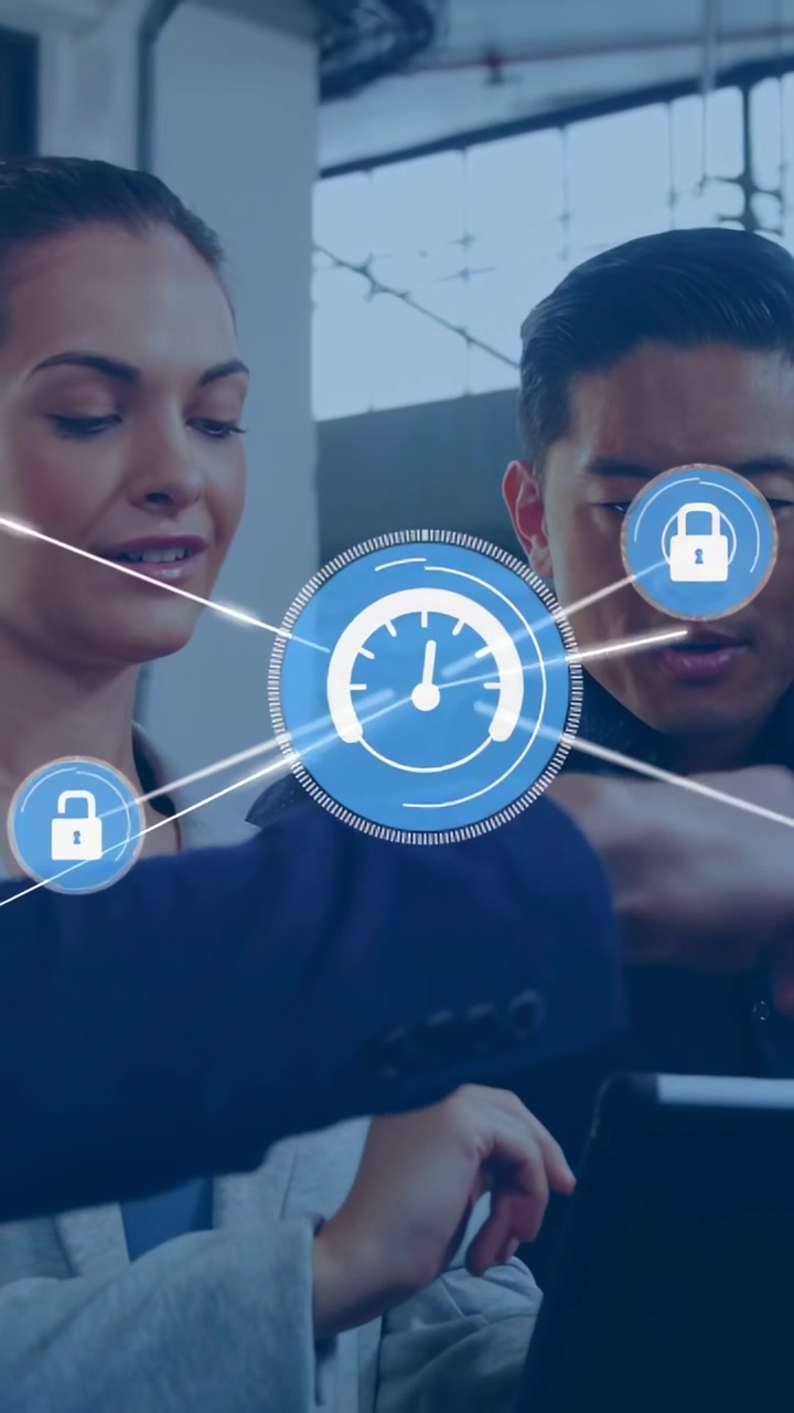 Video verticale: Team in loft con blazer che monitora un tablet mentre il leader indica i blocchi dell'interfaccia utente per la sicurezza