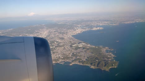 Vista-Desde-El-Interior-De-La-Cabina-Del-Avión-Mientras-Se-Acerca-A-Aterrizar-En-El-Aeropuerto-De-Tokio:-Vea-La-Tierra-De-Japón-Y-El-Puerto-De-Japón-En-Segundo-Plano-A-Primera-Hora-De-La-Mañana-En-Primavera