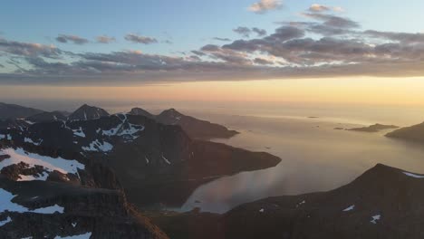 Imágenes-De-Drones-De-Medianoche-Durante-La-Temporada-De-Sol-De-Medianoche-En-El-Norte-De-Noruega-Con-Vistas-A-Montañas-Escarpadas-Y-Fiordos