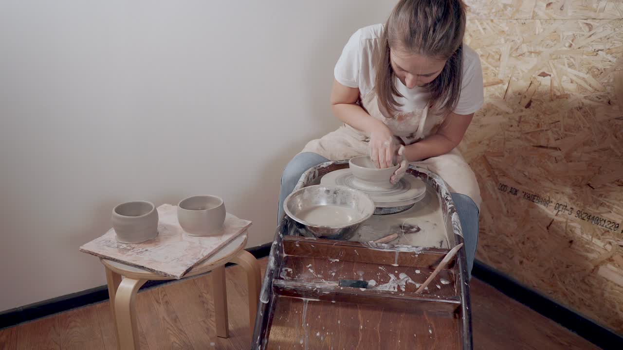 Donna che lavora sulla ruota di ceramica