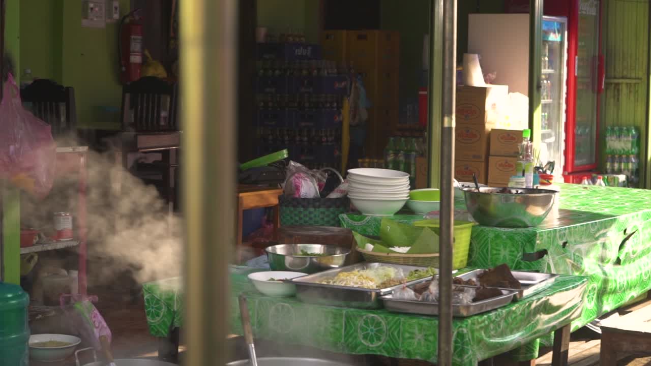 길거리 주전자가 끓고 증기가 솟아 오르고 있습니다.