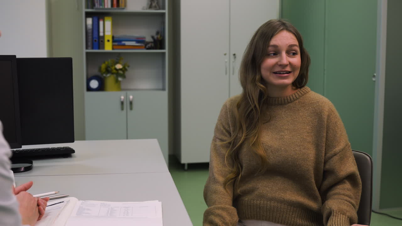 mujer embarazada hablando con su médico