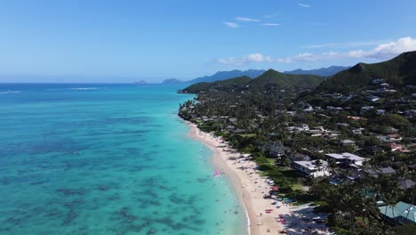 antena ascendiendo sobre la playa de lanikai en la isla de oahu, hawaii