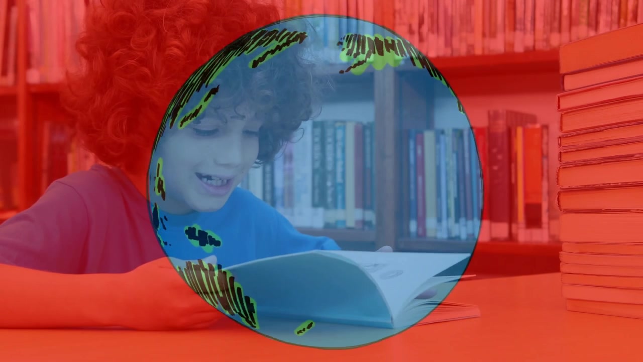 Ragazzo con i capelli ricci che legge in biblioteca, generando un globo rotante che segna i continenti per lo studio