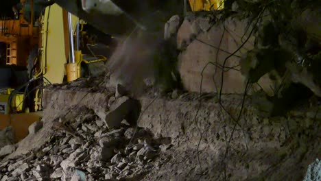 demolición de una casa de maquinaria pesada, industria de la construcción en bruto - tiro estático
