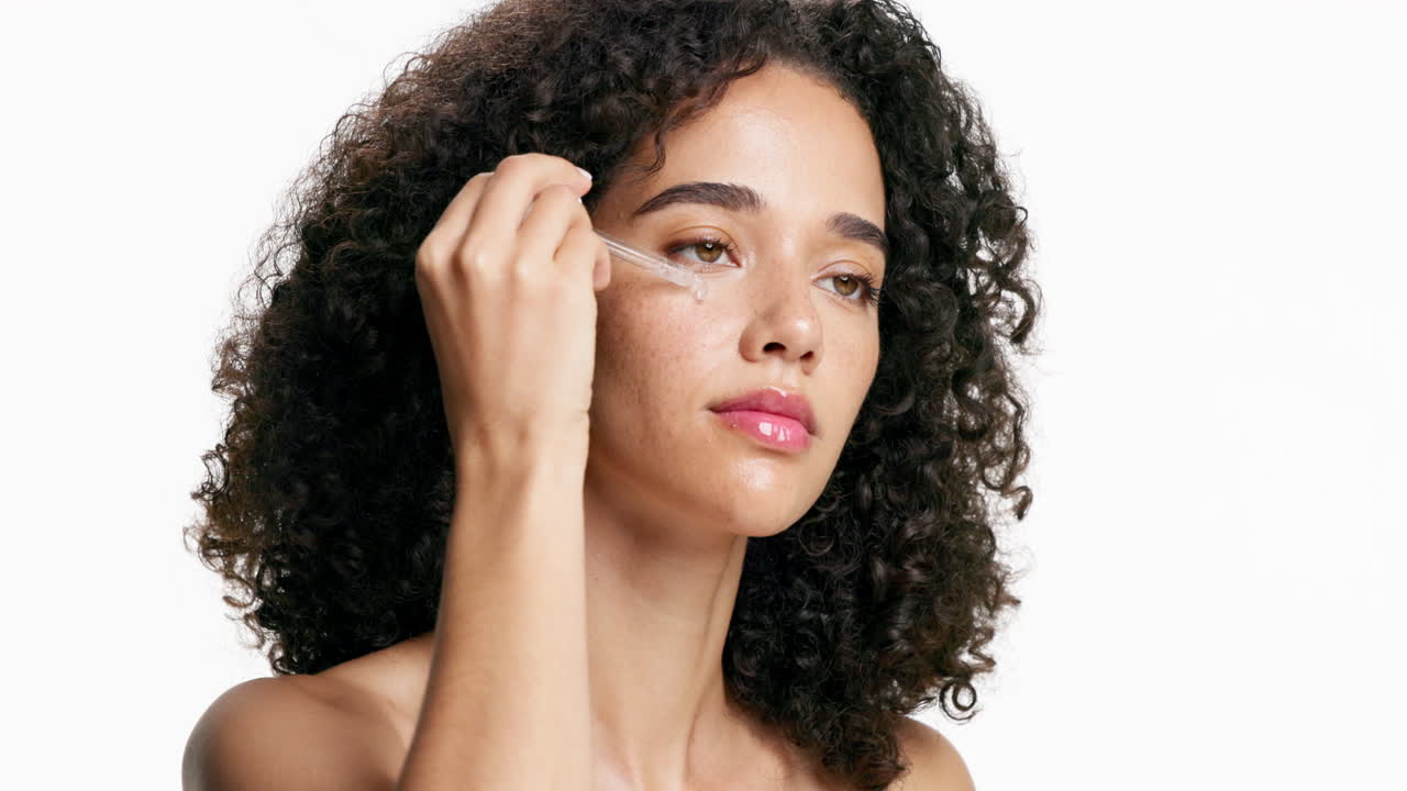 Donna che si applica il siero al viso