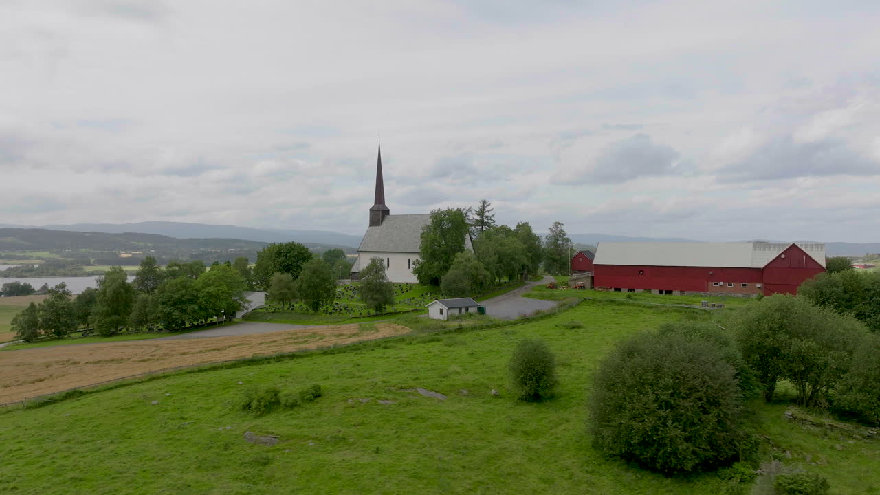 pequeña ciudad con tierras de cultivo de granero de la iglesia en la parte superior