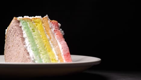 una rebanada de pastel de capa arco iris