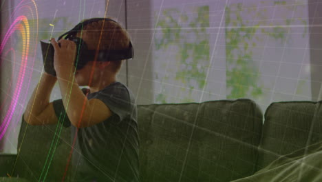 rastros de luz sobre el escaneo de alcance contra el niño caucásico que usa auriculares vr en casa