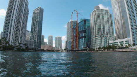 Wasseransichtsaufnahmen-Von-Hohen-Gebäuden-Entlang-Der-Küstenwasserstraßen-Von-Miami