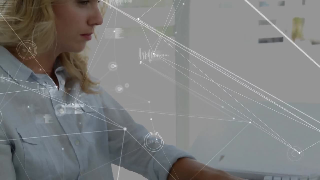 animación de iconos conectados, círculos de carga, gráficos, mujer caucásica usando tableta gráfica