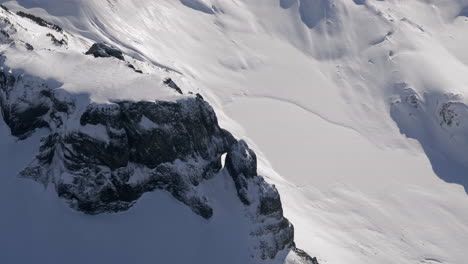 雪地覆蓋的加里巴爾迪山 (mount garibaldi) 的空中景色