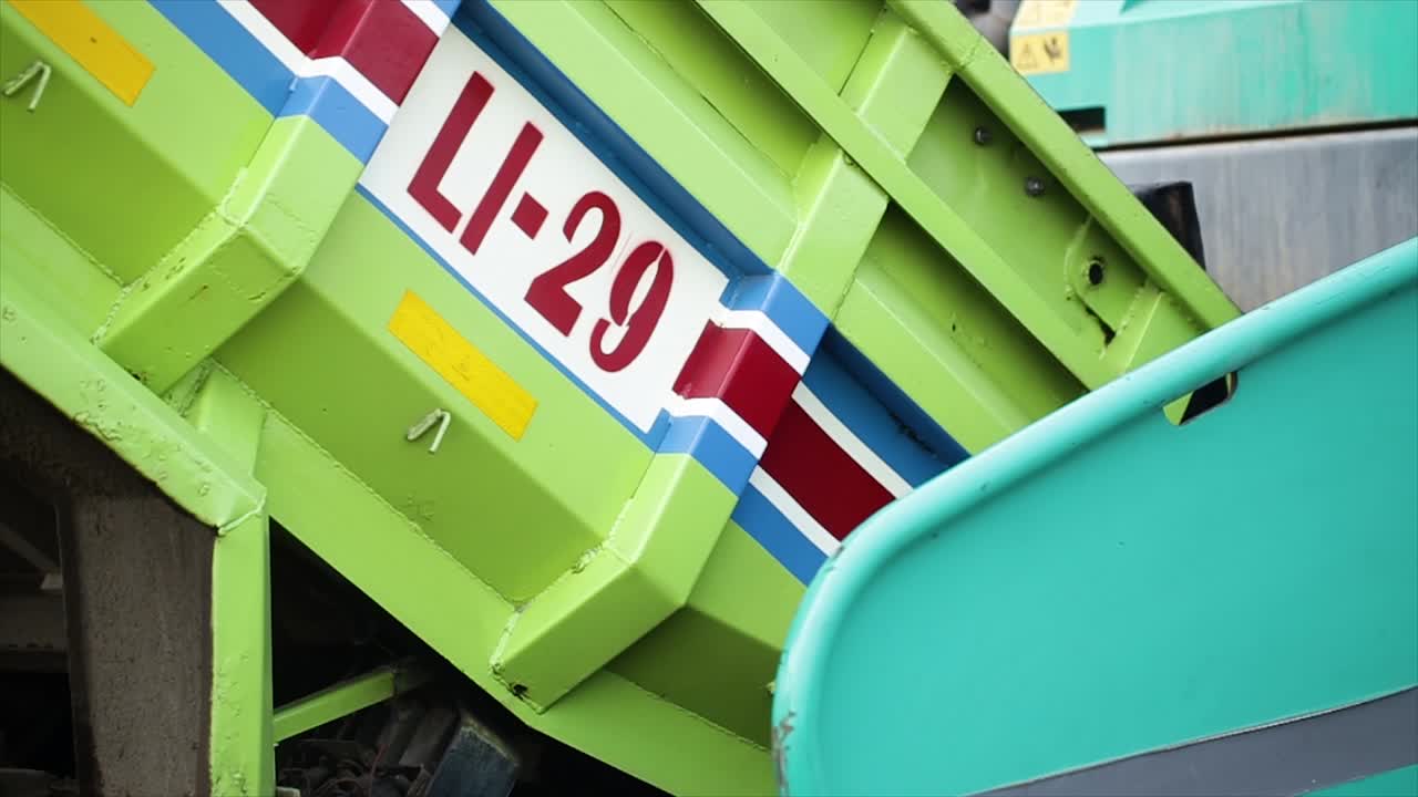 도로 건설 인프라에 아스팔트를  ⁇ 는 과정