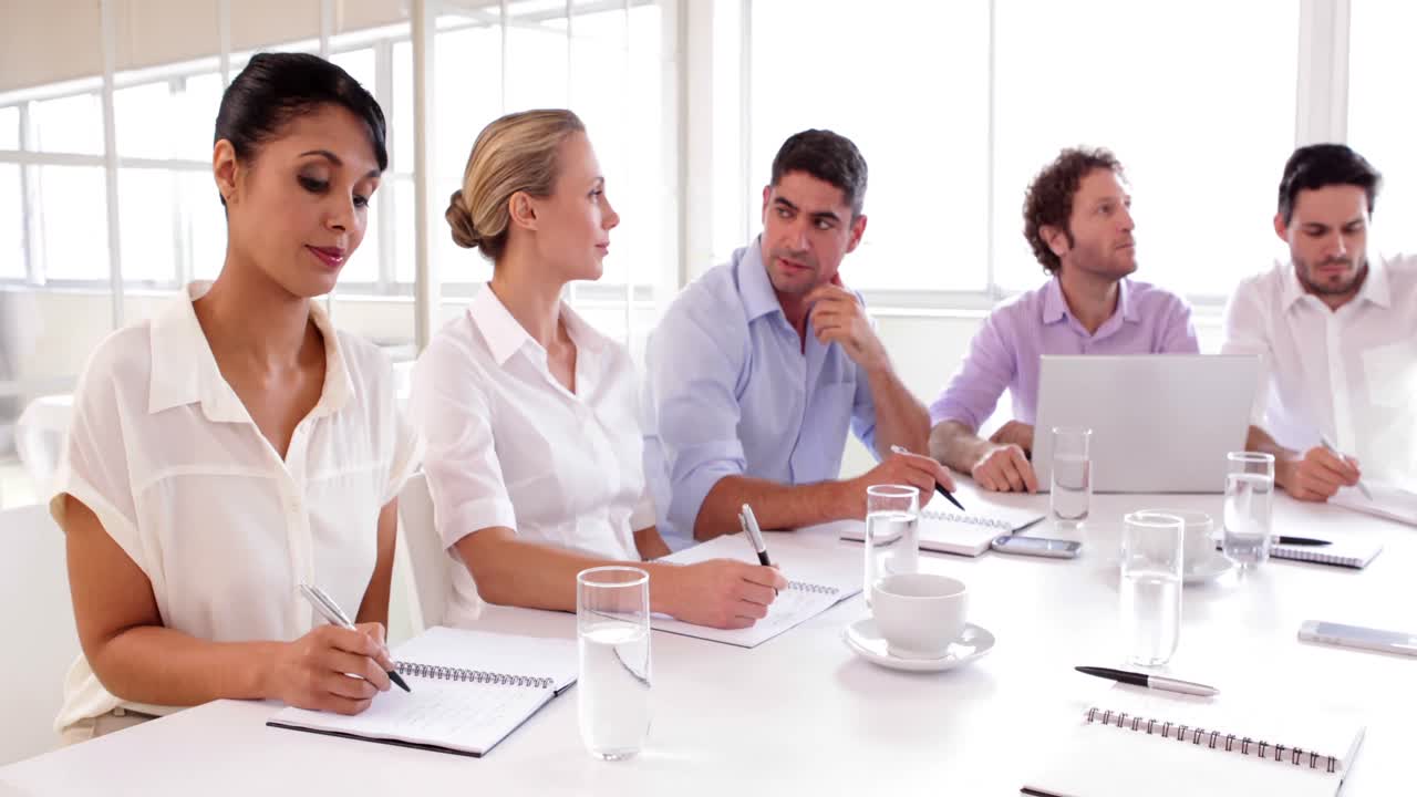 equipo de negocios trabajando juntos en un problema