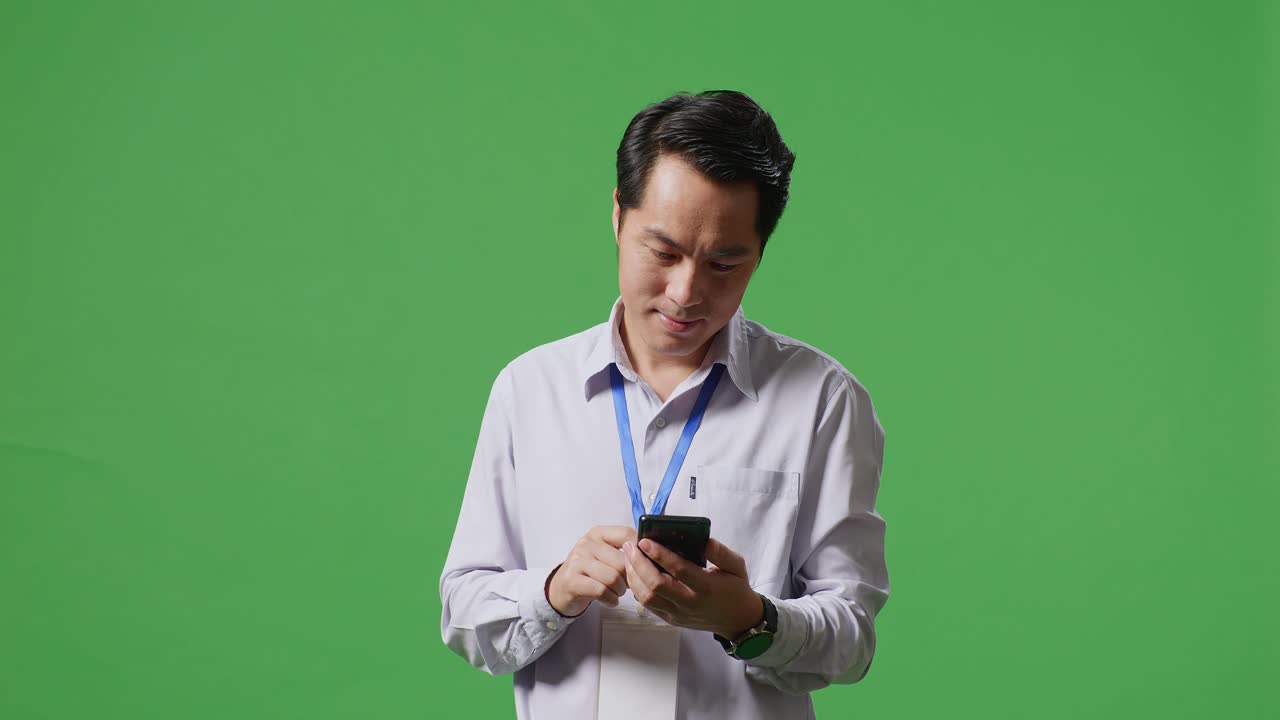 휴대전화를 사용하는 사업가