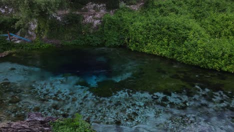 Drohnenaufnahmen-Des-Klaren-Blauen-Wassers-Der-Blue-Eye-Spring,-Albanien