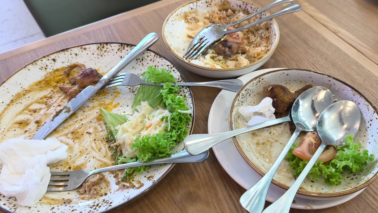 여러 접시가 식탁 위에 놓여 있다. 차려진 음식은 완전히 다 먹었다. 빈 접시 위에는 지저분한 음식 찌꺼기와 부스러기만 흩어져 있다.