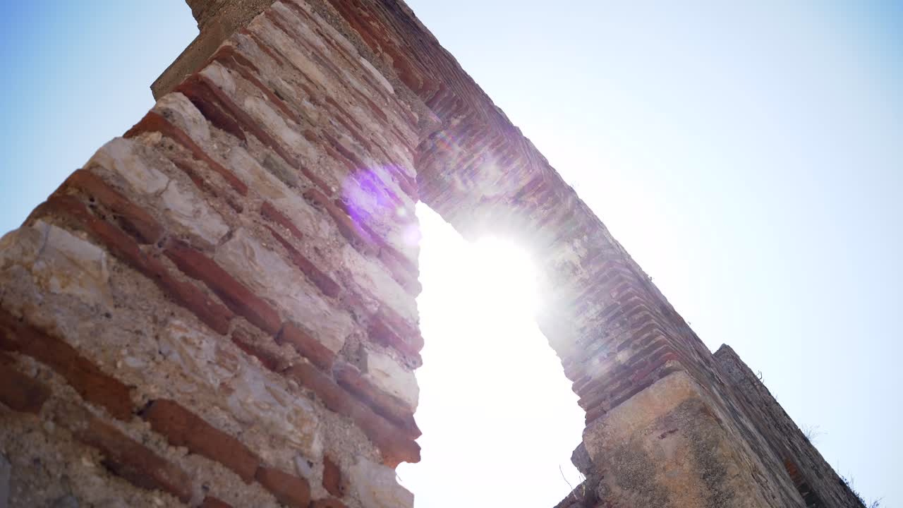 butrint, albania, la luz del sol de verano iluminando las columnas de las ruinas de un antiguo edificio romano