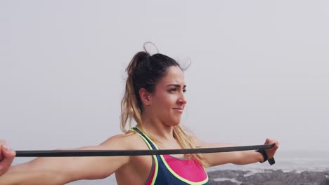 mujer caucásica trabajando en los muelles