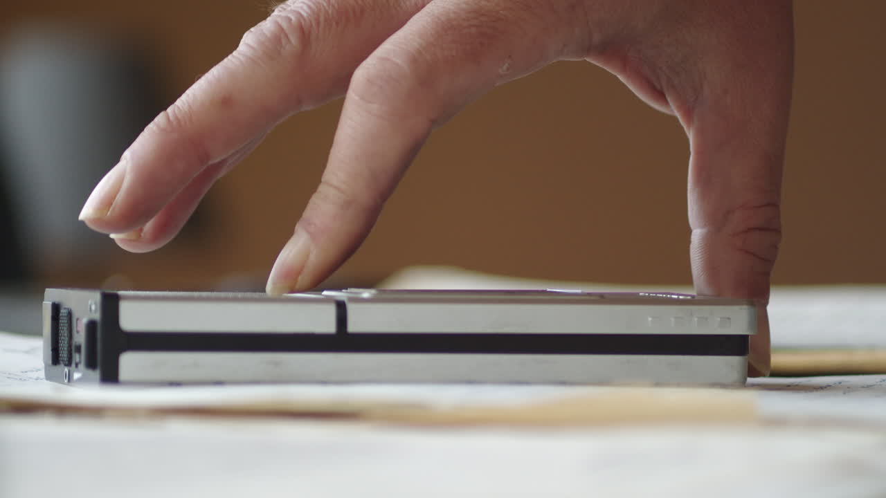 insertar casete en el compartimento de un reproductor portátil