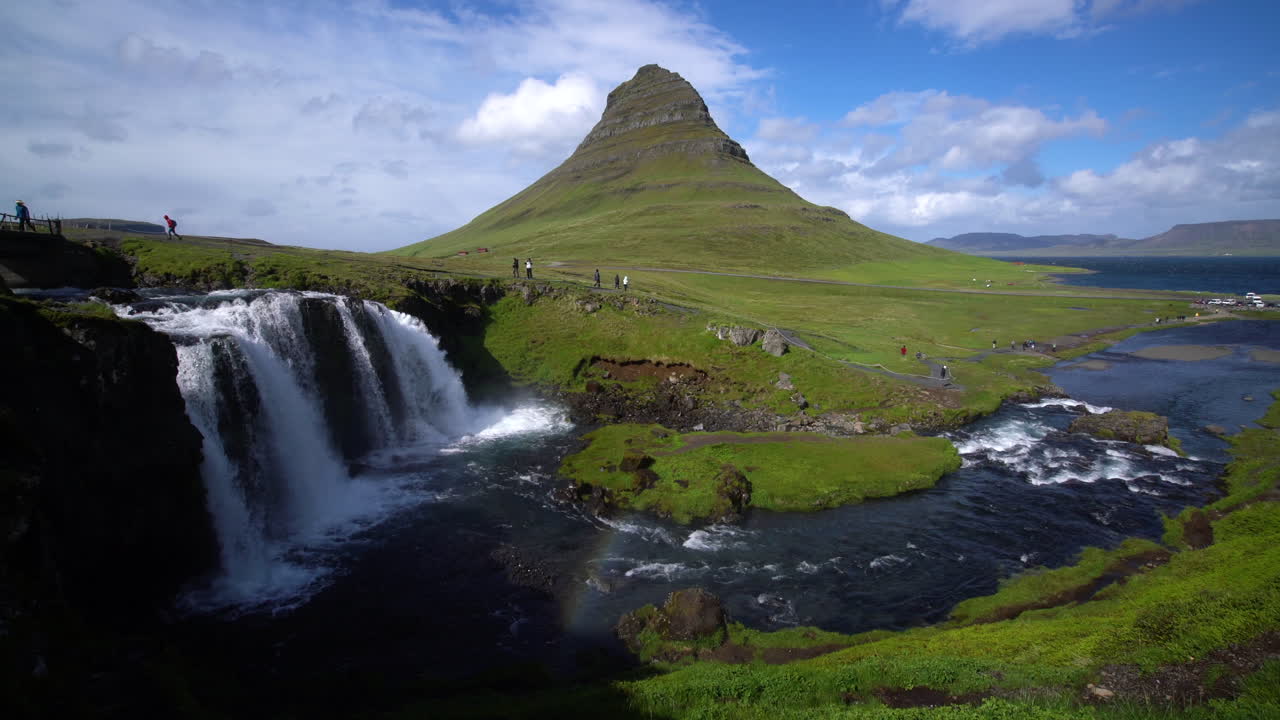 paisaje montañoso de kirkjufell en el verano de islandia.