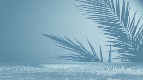 Eine-Palme-Hinterlässt-Schatten-Auf-Einer-Blauen-Hintergrundwand-Mit-Kopierraum