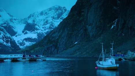 Toma-Cinematográfica-De-Un-Barco-De-Pesca-En-Hamnoy,-Lofoten