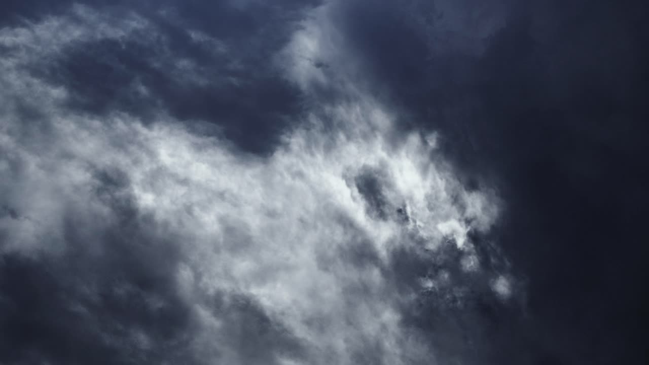 nubes de tormenta con relámpagos en la noche sk