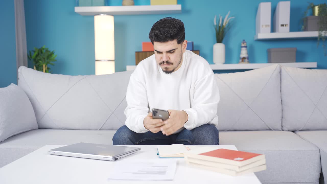 el tipo que pone el teléfono y vuelve a trabajar.