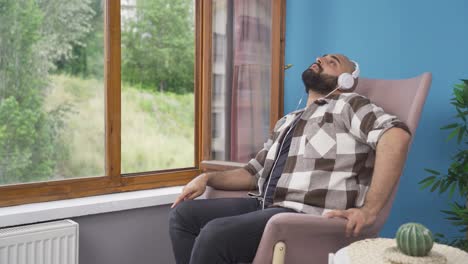 hombre infeliz escuchando música con auriculares.