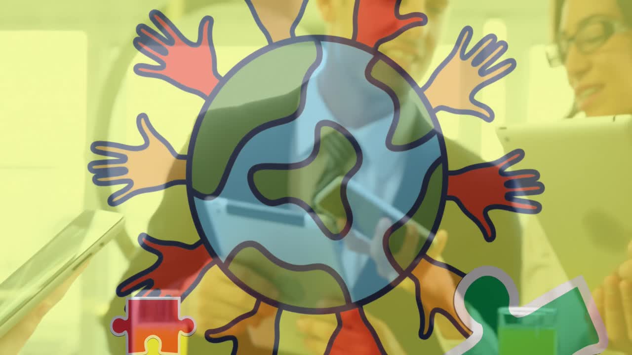 animación de coloridas piezas de rompecabezas y globo con las manos sobre personas de negocios que utilizan dispositivos digitales