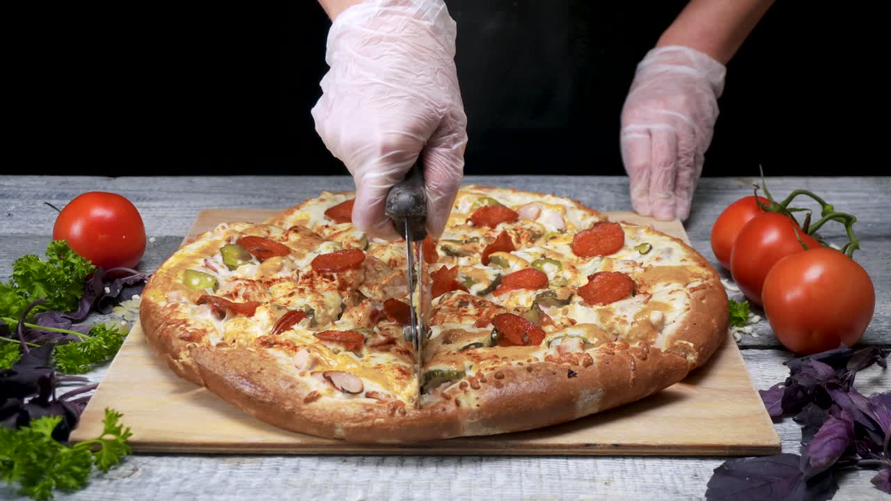 셰프가 큰 피자를 잘라내고 있다