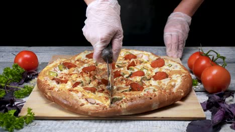el chef cortando una pizza grande