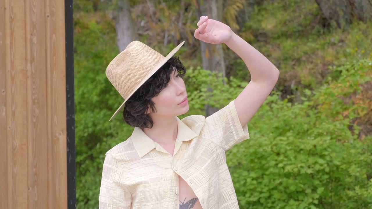 패션 촬영을 위해 포즈를 취하는 젊은 아름다운 백인 소녀를 닫습니다