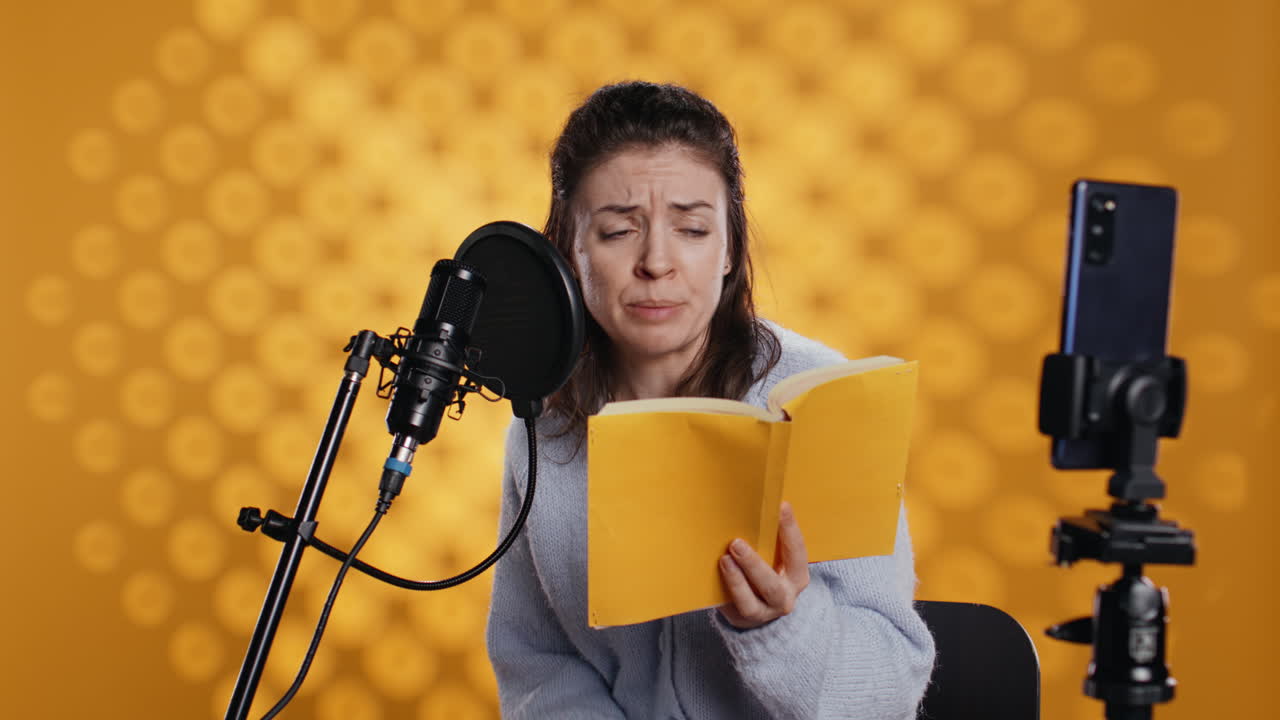 온라인 스타 영화 스마트폰을 사용하여 직장에서 vlog, 열정적으로 책을 읽는