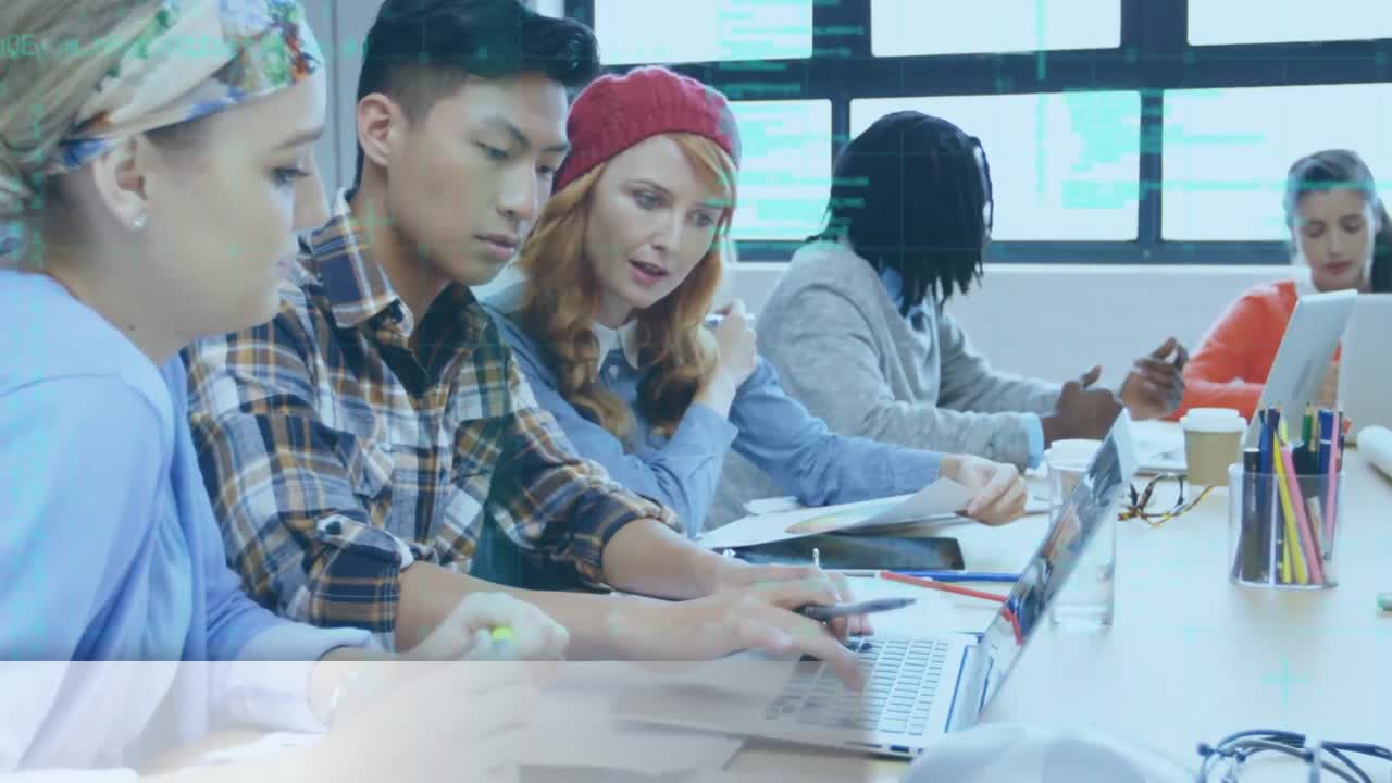 다민족 동료들이 사무실에서 노트북으로 보고서를 준비하는 프로그래밍 언어의 애니메이션