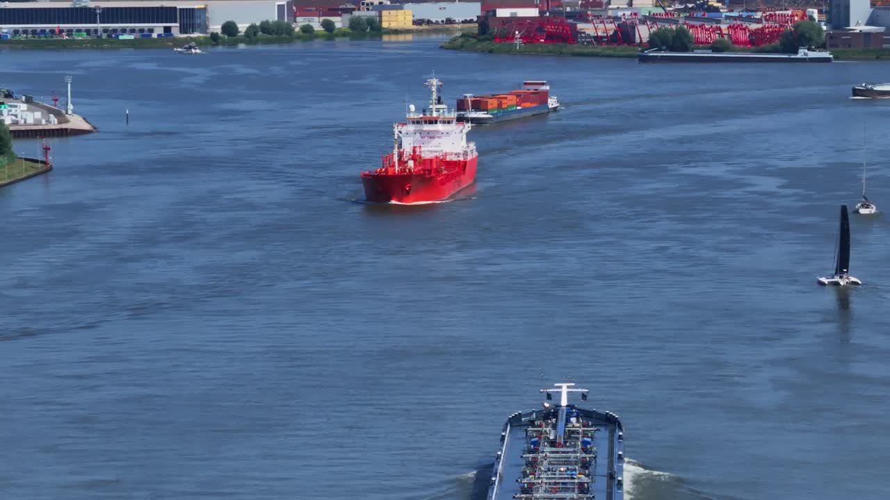 도르드레흐트 항구의 일반 화물, 대량 화물 선박 및  ⁇ 커