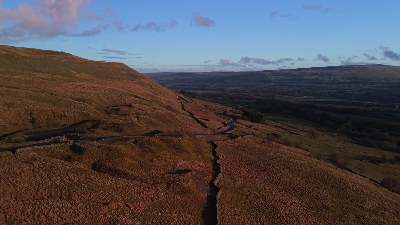 Dramatisk solnedgångsvy över Yorkshire Dales nära Buttertubs Pass, fridfull och vidsträckt.
