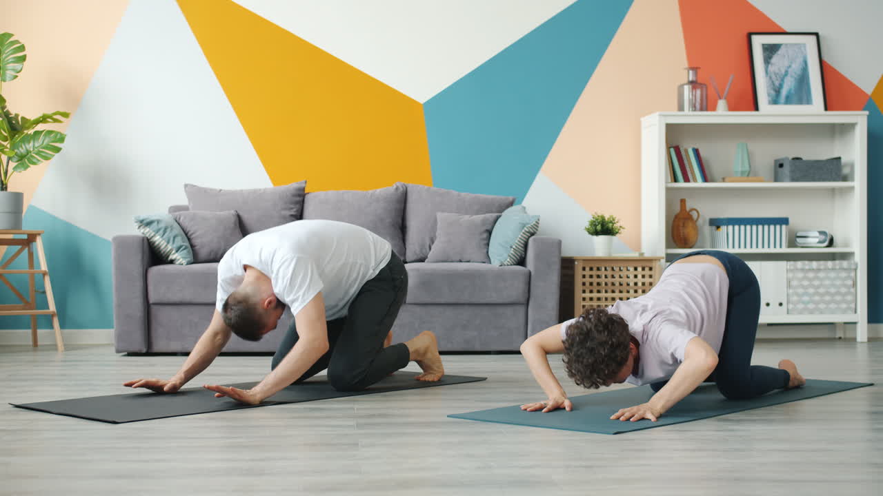 집 에서 요가 를 연습 하는 부부