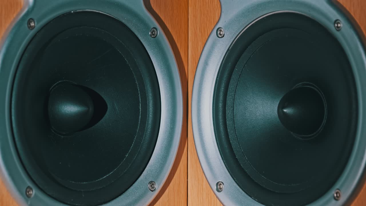 두 개의 오디오 스피커가 느린 동작, 스테레오, 클로즈업에서 사운드 베이스에서 진동합니다.