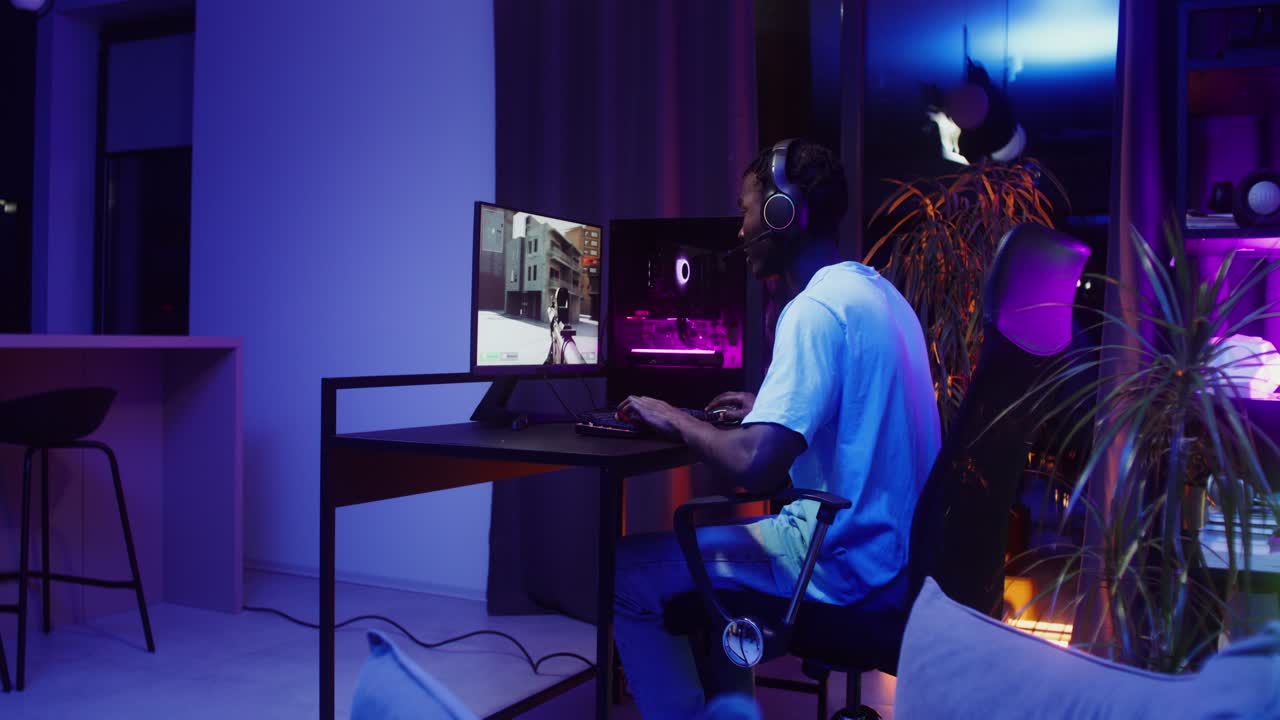 Un giocatore che gioca a un videogioco su un computer