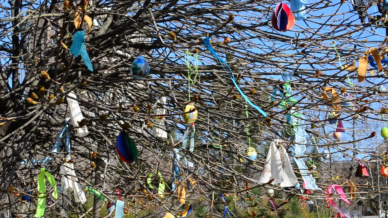 Pascua, el árbol decorado. Juguetes en las ramas.