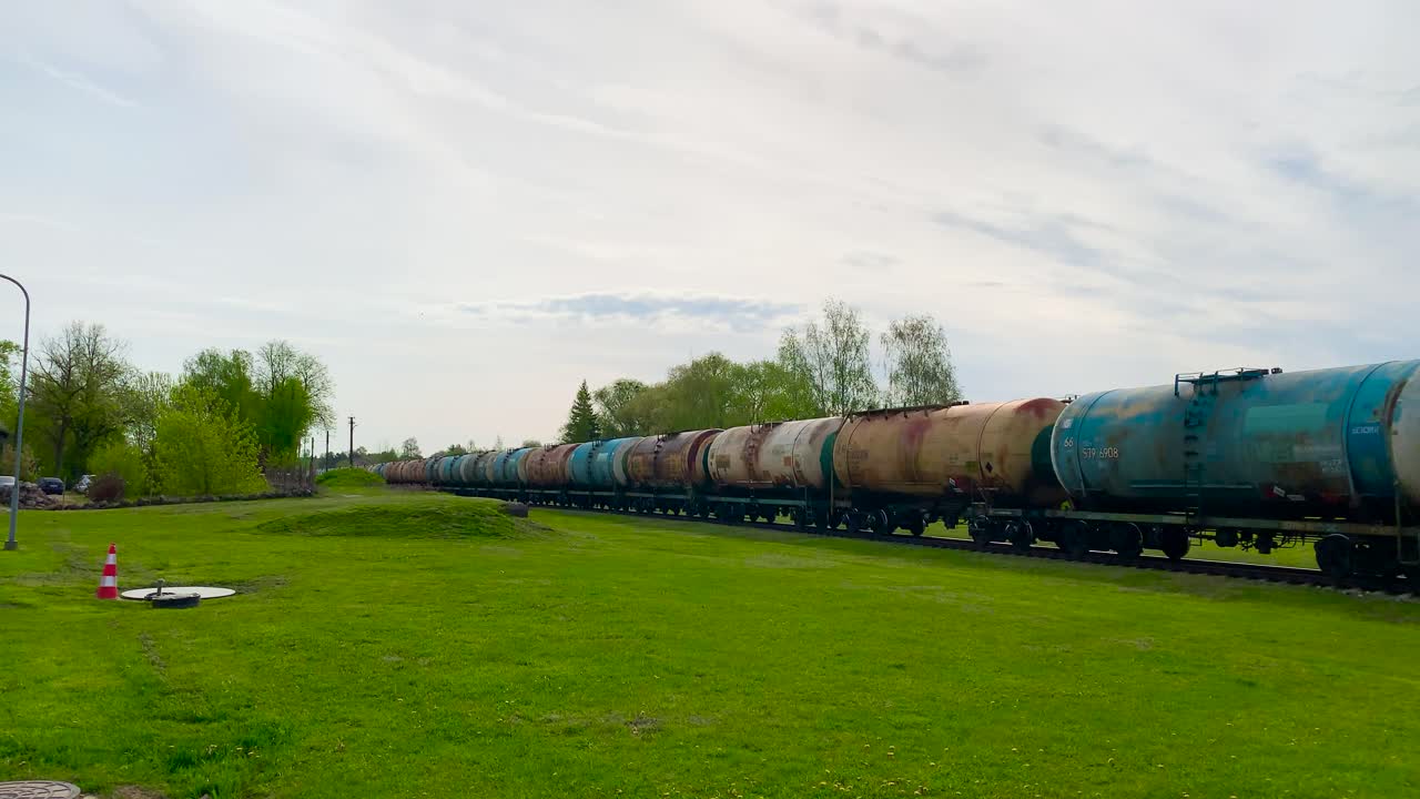 fotografía estática de una larga línea de cisternas de trenes de mercancías para el transporte de combustible diésel, letonia
