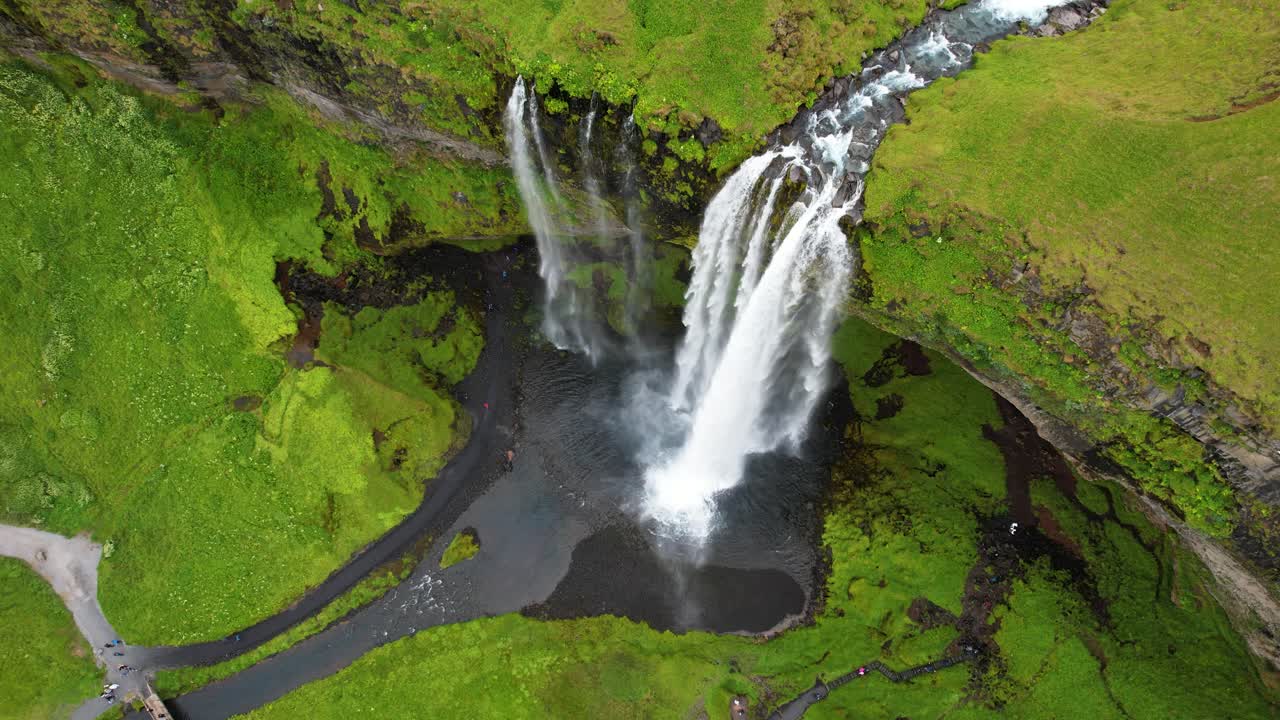catarata de seljalandsfoss y prados verdes en islandia, vista aérea desde un avión no tripulado